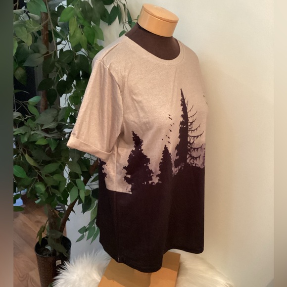 Unbranded short cuffed sleeve Crewneck trees and wolf theme tee Woman’s XXL - Picture 2 of 9